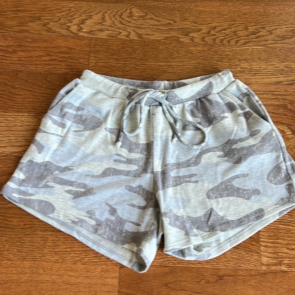 Enti camo drawstring small comfy shorts  lightweight and soft